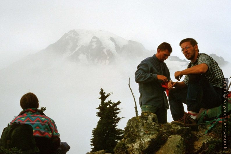 En attente du dégagement de la vue sur le Mount Rainier. Photo © Peter Sykora