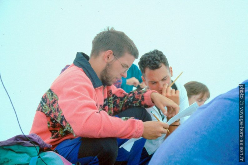 Martin et Peter cartographient le sommet dans la brume. Photo © André M. Winter