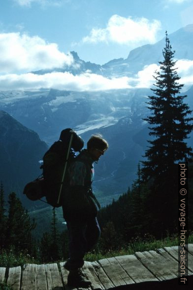 Lourdement chargé vers le South Sunrise Camp. Photo © Peter Sykora