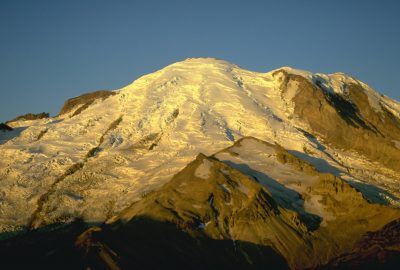 Le glacier du Mount Rainier est doré par le lever du soleil. Photo © André M. Winter