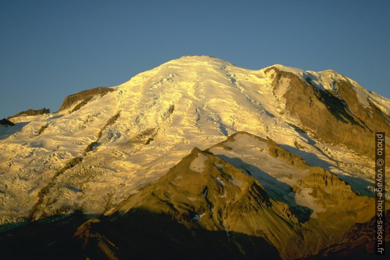 Le glacier du Mount Rainier est doré par le lever du soleil. Photo © André M. Winter