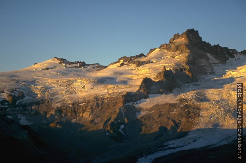 Glaciers autour du Little Tahoma Peak lors du lever du soleil. Photo © André M. Winter