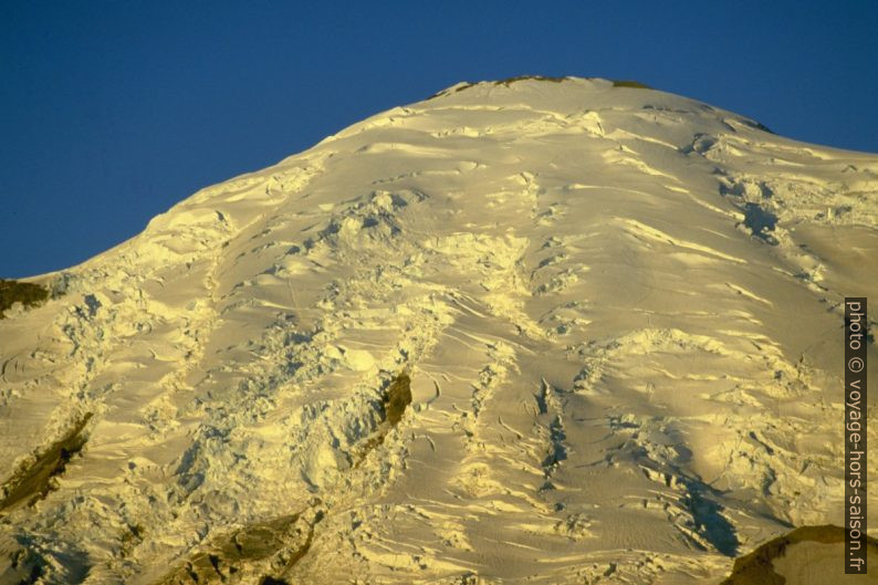 Lever du soleil sur les glaciers du Mount Rainier. Photo © André M. Winter