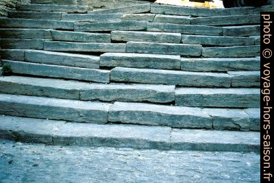 Marches déplacées dans le centre historique de Gordes en 1999. Photo © André M. Winter