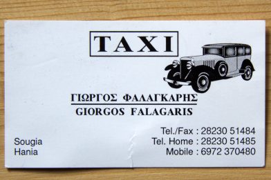Carte de visite du service de taxis à Sougia. Photo © André M. Winter