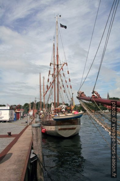 Voilier à quai à Eckernförde. Photo © André M. Winter