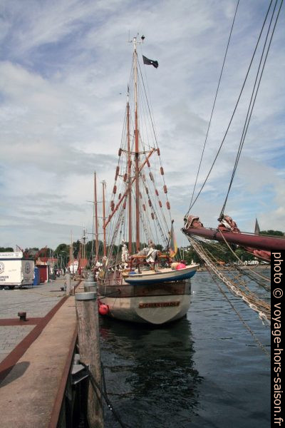 Voilier à quai à Eckernförde. Photo © André M. Winter