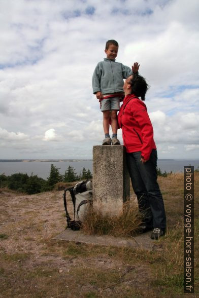 Nicolas et Alex sur le point géodésique du Salgjerhøj. Photo © André M. Winter