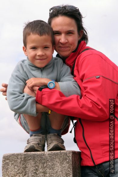 Nicolas et Alex sur le point géodésique du Salgjerhøj. Photo © André M. Winter