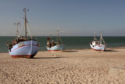 Bateaux de pêche sur la plage de Nørre Vorupør. Photo © André M. Winter