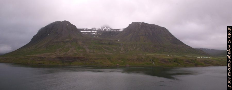 Montagne Bægsli et la ferme Hánefsstaðir. Photo © André M. Winter