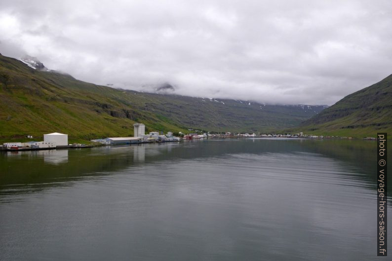 Arrivée dans le Seyðisfjörður. Photo © André M. Winter