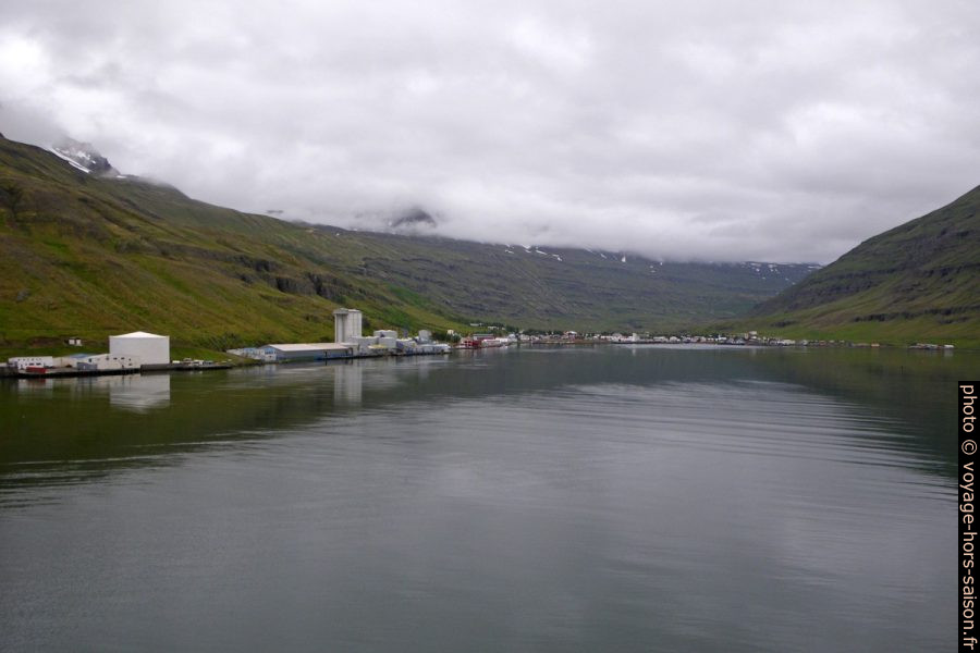 Arrivée dans le Seyðisfjörður. Photo © André M. Winter