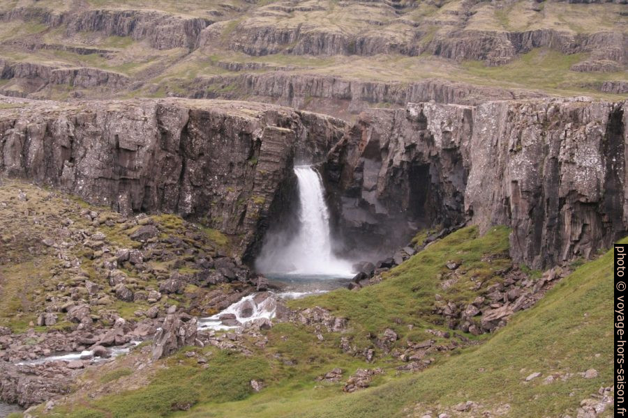 Cascade inférieure sur le Berufjarðara à Beitivellir. Photo © André M. Winter