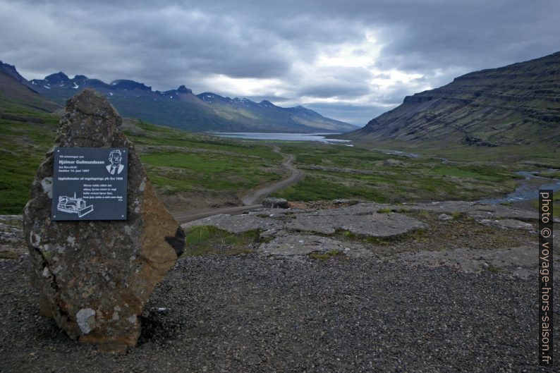 Monument pour Hjálmar Guðmundsson de Berufjörður. Photo © André M. Winter