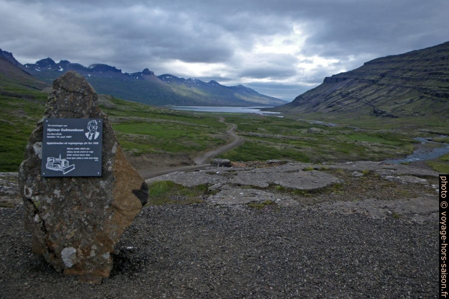 Monument pour Hjálmar Guðmundsson de Berufjörður. Photo © André M. Winter