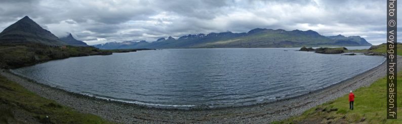 Plage de Teigarhorn au bord du Berufjörður. Photo © André M. Winter