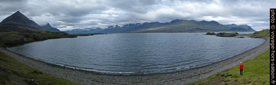 Plage de Teigarhorn au bord du Berufjörður. Photo © André M. Winter