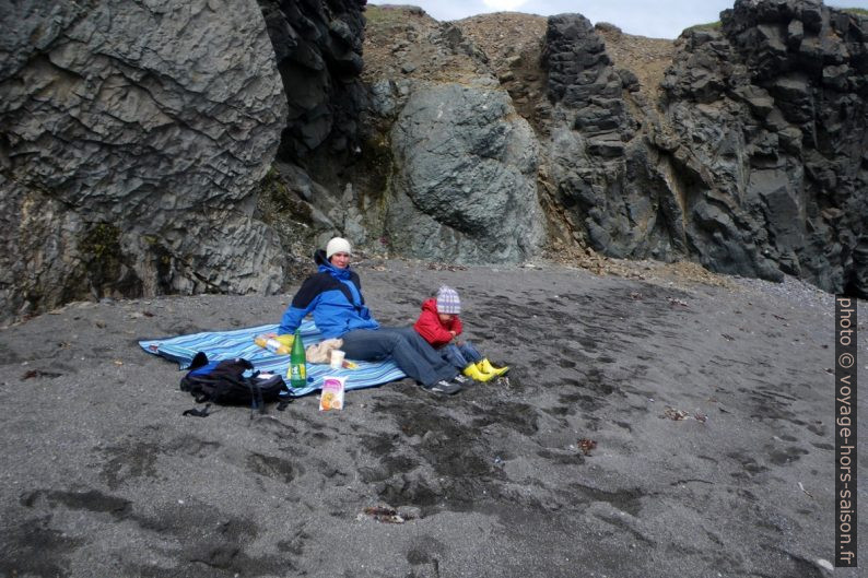 Alex et Nicolas sur la plage noire de la baie Selvík. Photo © André M. Winter