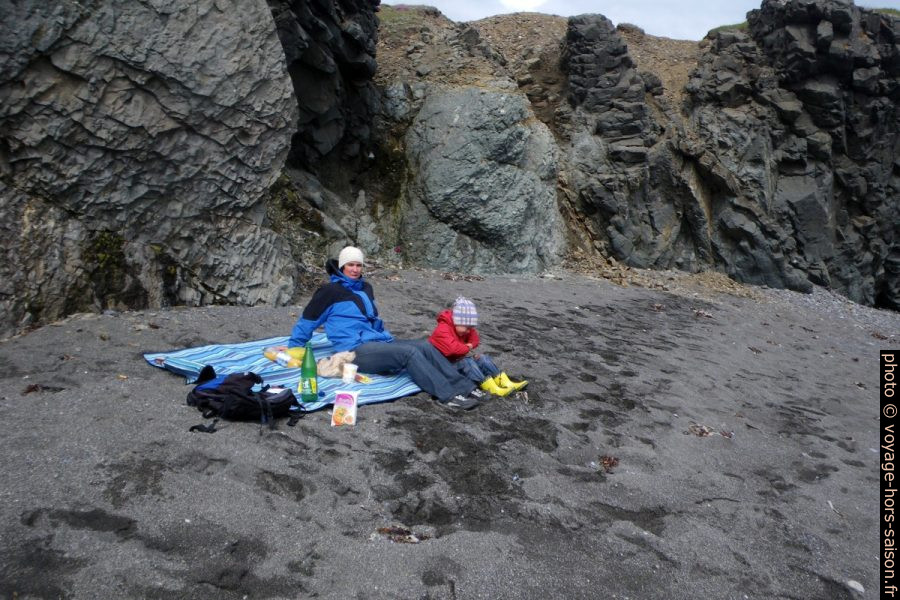 Alex et Nicolas sur la plage noire de la baie Selvík. Photo © André M. Winter