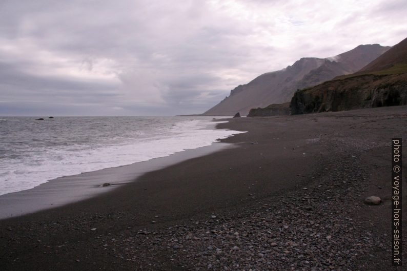 Baie Selvík et Krossanesfjall. Photo © André M. Winter