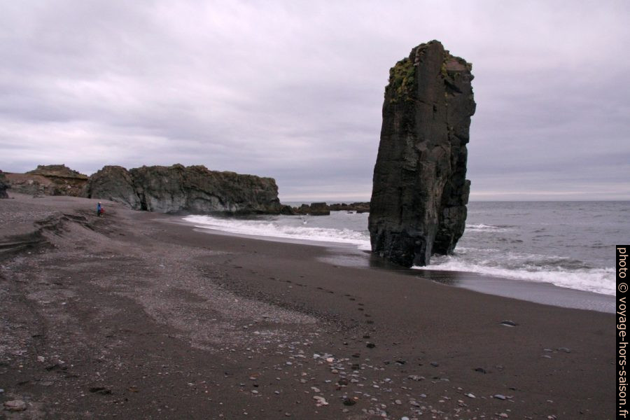 Le rocher Fauskaklettar et le cap Vonduklettur. Photo © André M. Winter