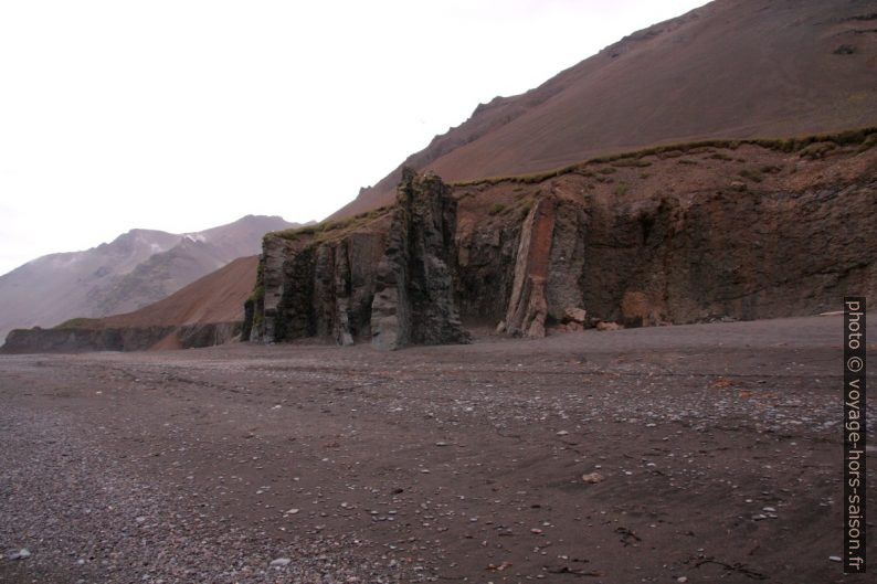 Falaises de la baie Selvík. Photo © André M. Winter