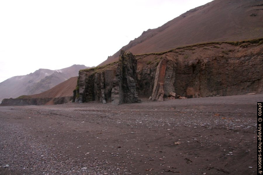 Falaises de la baie Selvík. Photo © André M. Winter