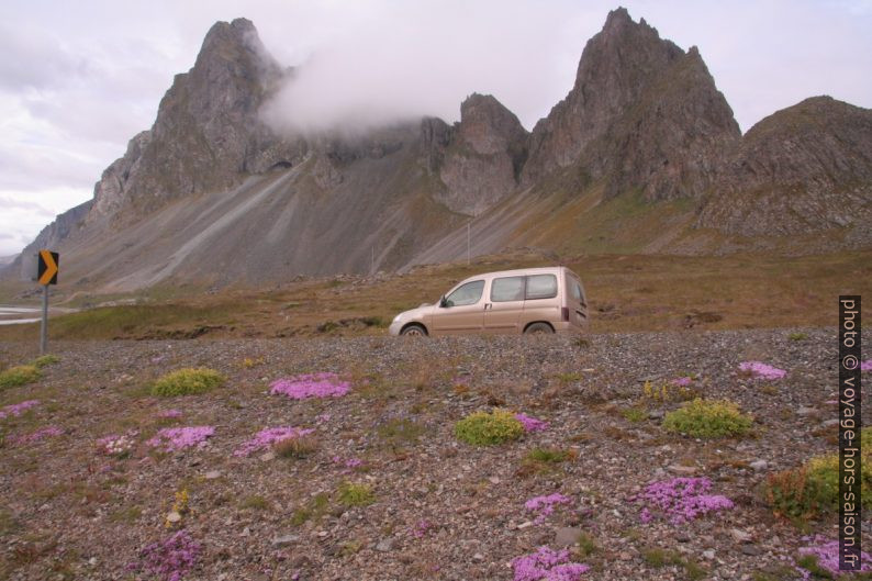 Notre Berlingo sous le pic Eystrahorn. Photo © André M. Winter