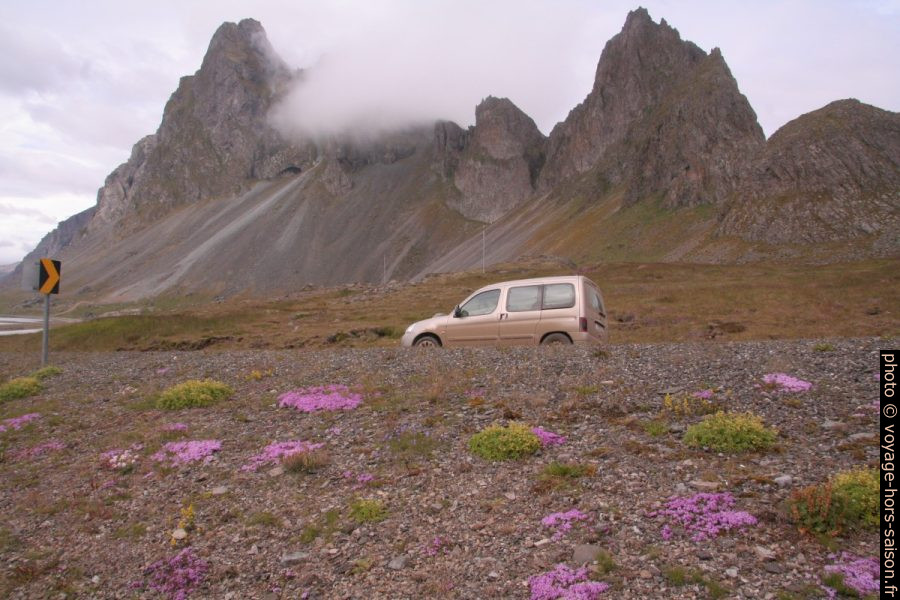 Notre Berlingo sous le pic Eystrahorn. Photo © André M. Winter