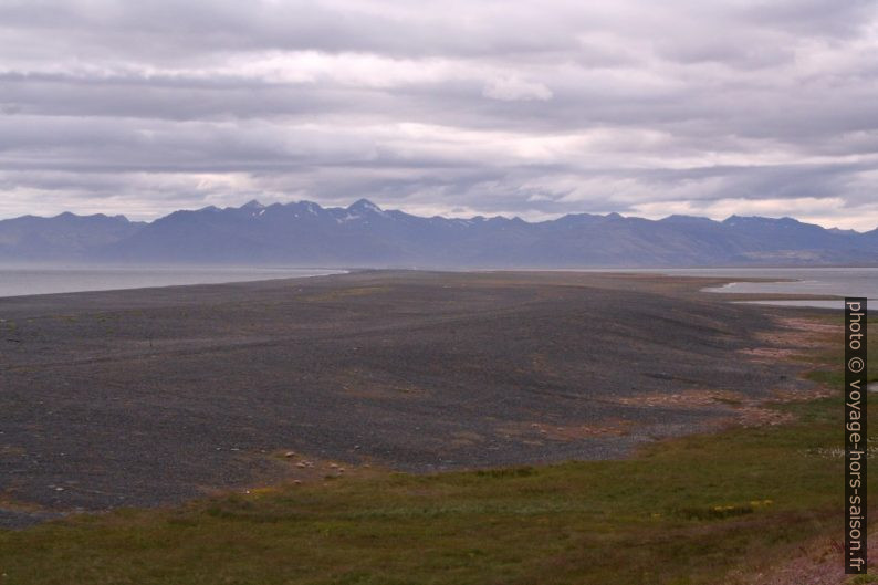 Cordon littoral Fjörur de la baie Lónsvík. Photo © André M. Winter