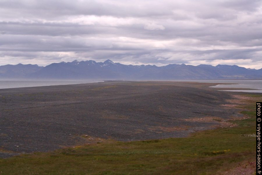 Cordon littoral Fjörur de la baie Lónsvík. Photo © André M. Winter