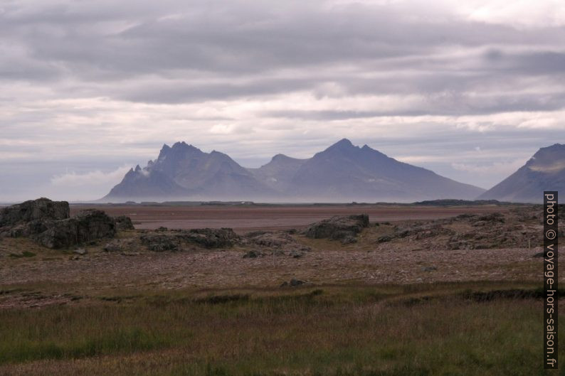 Montagnes Vestrahorn et Klifatindur en face de la baie Lónsvík. Photo © André M. Winter