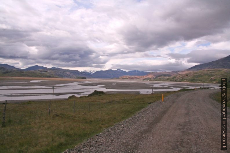 Montagnes de rhyolite au bord du fleuve Jökulsá í Lóni à Melrakkafell. Photo © André M. Winter