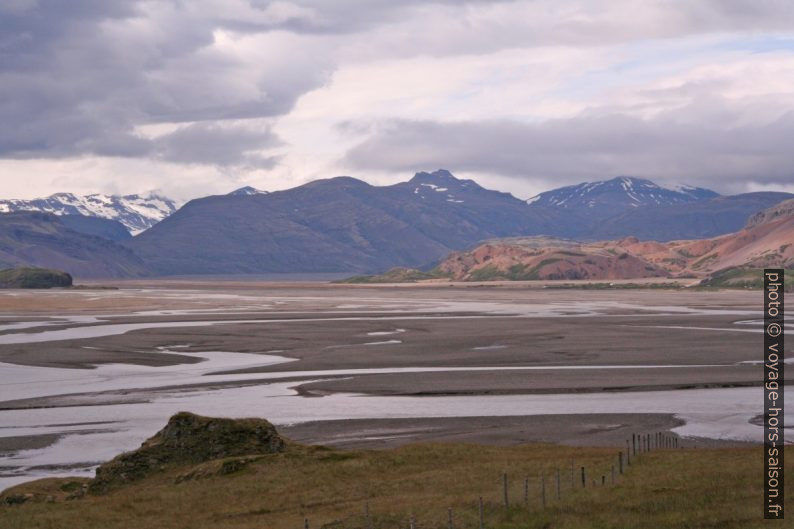 Montagnes de rhyolite au bord du fleuve Jökulsá í Lóni à Guendarnes. Photo © André M. Winter