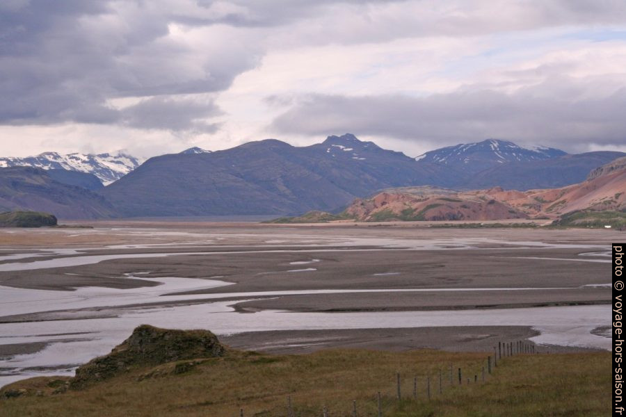 Montagnes de rhyolite au bord du fleuve Jökulsá í Lóni à Guendarnes. Photo © André M. Winter