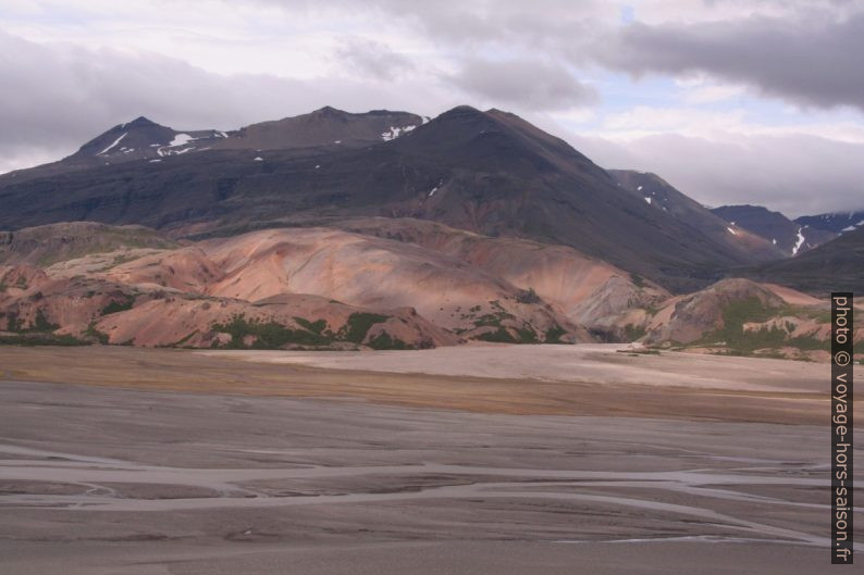 Montagnes de rhyolithe au bord du fleuve Jökulsá í Lóni à Ranar. Photo © André M. Winter