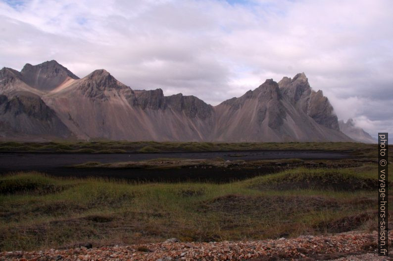 Montagnes Klifatindur et Kambhorn du Cap Stokksnes. Photo © André M. Winter