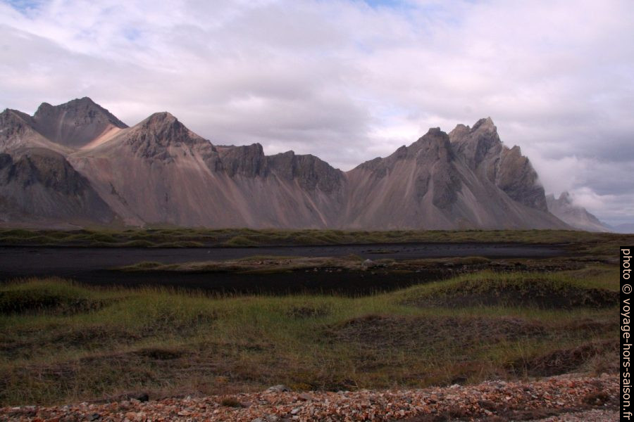 Montagnes Klifatindur et Kambhorn du Cap Stokksnes. Photo © André M. Winter