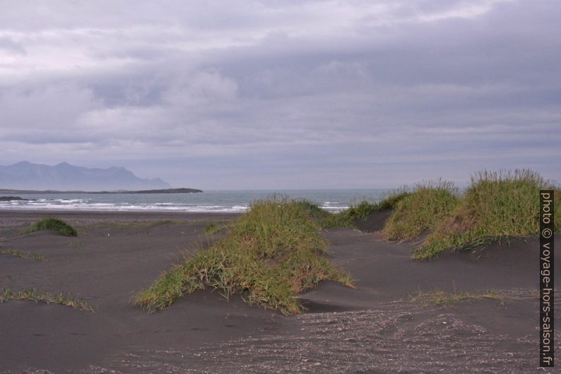 Dunes de sable noir au Cap Stokksnes. Photo © Alex Medwedeff