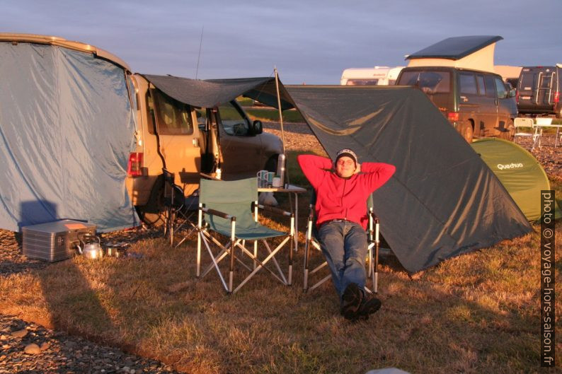 André au camping de Höfn. Photo © Alex Medwedeff