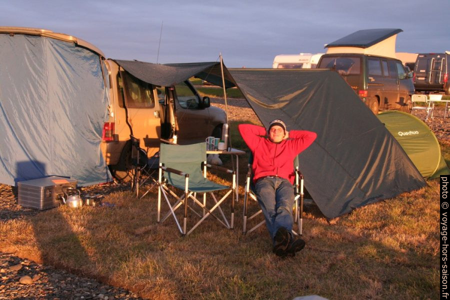 André au camping de Höfn. Photo © Alex Medwedeff