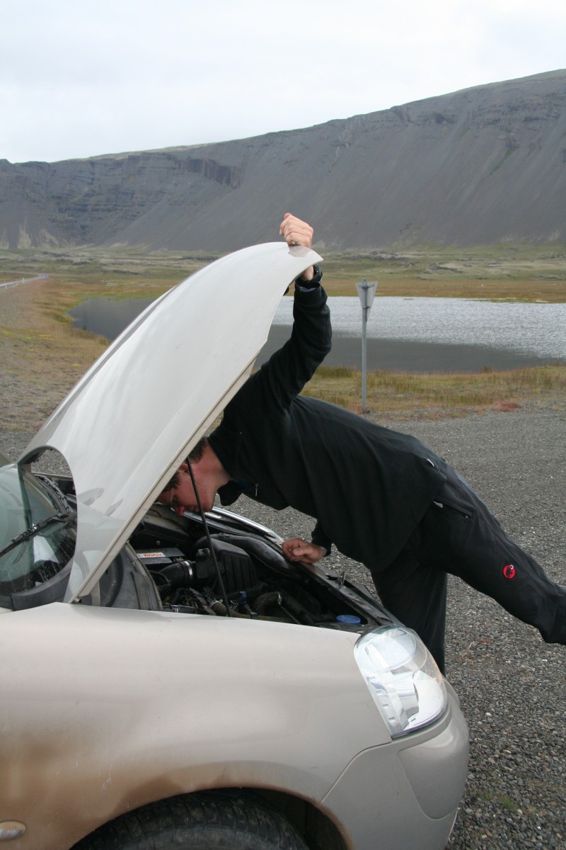 André vérifie l'étanchéité du système de refroidissement. Photo © Alex Medwedeff