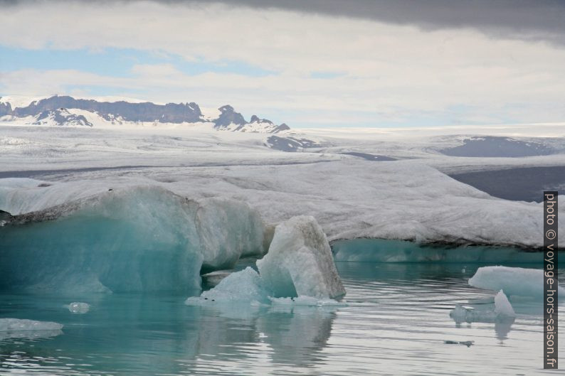 Glace bleue Geletschereis dans le lac Jökulsárlón et le glacier Breiðamerkurjökull. Photo © Alex Medwedeff