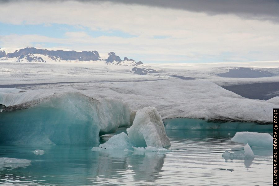 Glace bleue Geletschereis dans le lac Jökulsárlón et le glacier Breiðamerkurjökull. Photo © Alex Medwedeff