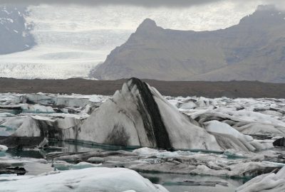 Le glacier Fjallsjökull et le le lac Jökulsárlón couvert de glace. Photo © Alex Medwedeff