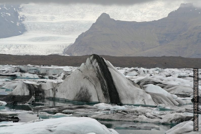 Le glacier Fjallsjökull et le le lac Jökulsárlón couvert de glace. Photo © Alex Medwedeff