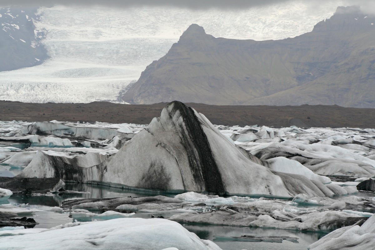 Le glacier Fjallsjökull et le le lac Jökulsárlón couvert de glace. Photo © Alex Medwedeff