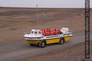 le bus amphibie pour le Jökulsárlón roule hors de l'eau. Photo © Alex Medwedeff