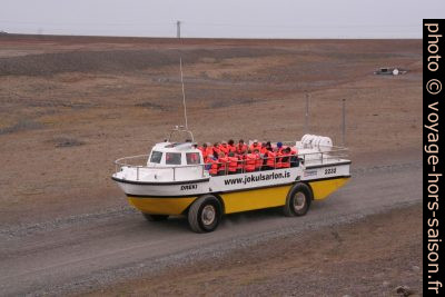 le bus amphibie pour le Jökulsárlón roule hors de l'eau. Photo © Alex Medwedeff